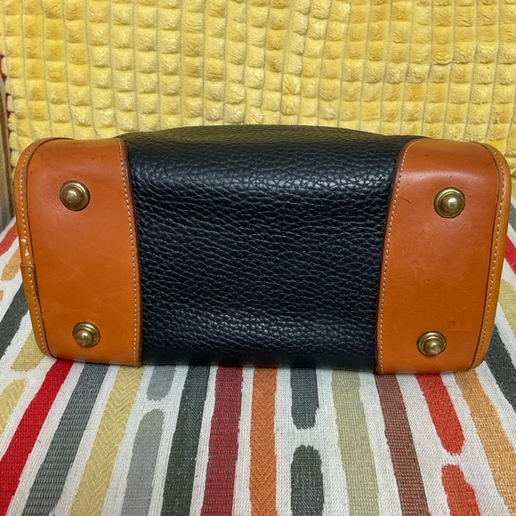 🚨SALE Vintage Dooney & Bourke Black/Tan Small Carpet/Handle Bag. PRICE FINAL - Picture 7 of 15